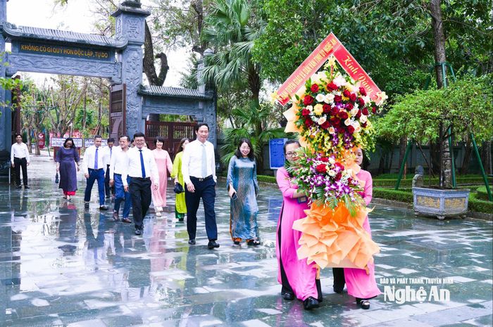 Ban Tuyên giáo và Dân vận Tỉnh ủy dâng hương, dâng hoa tưởng niệm Chủ tịch Hồ Chí Minh. Ảnh: TL