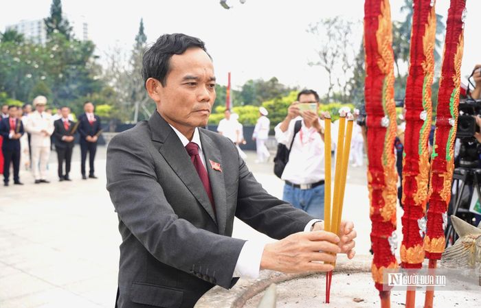 Bí thư Trần Lưu Quang dâng hương tưởng nhớ các Anh hùng Liệt sĩ.