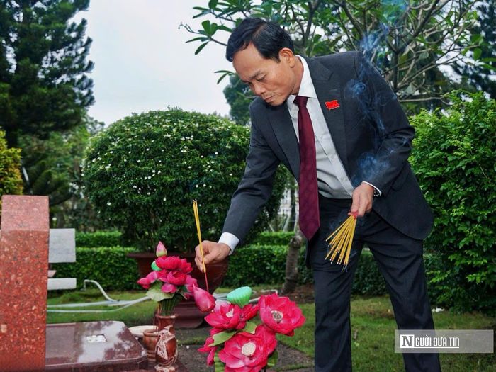 Bí thư Thành ủy Tp.HCM thắp nhang cho từng mộ liệt sĩ.