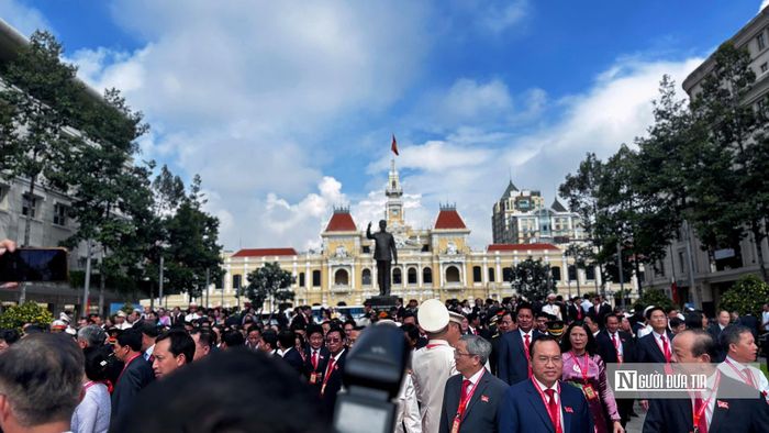 Sau thời gian dâng hương, dâng hoa, Đoàn đại biểu di chuyển về Học viện cán bộ Tp.HCM tham dự trù bị Đại hội Đảng bộ Tp.HCM lần thứ nhất.