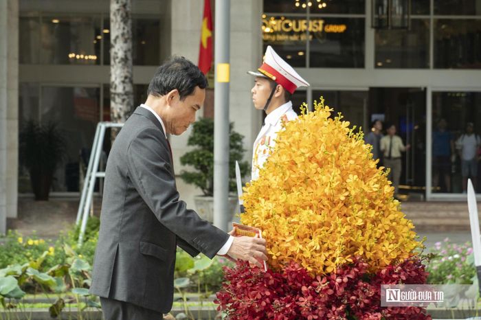 Tại tượng đài Chủ tịch Tp.HCM, Đoàn đại biểu cũng đến dâng hoa tưởng nhớ công lao của Hồ Chủ tịch.