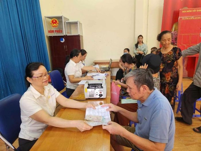 Chi trả chế độ lương hưu, trợ cấp bảo hiểm xã hội. Ảnh: TH.