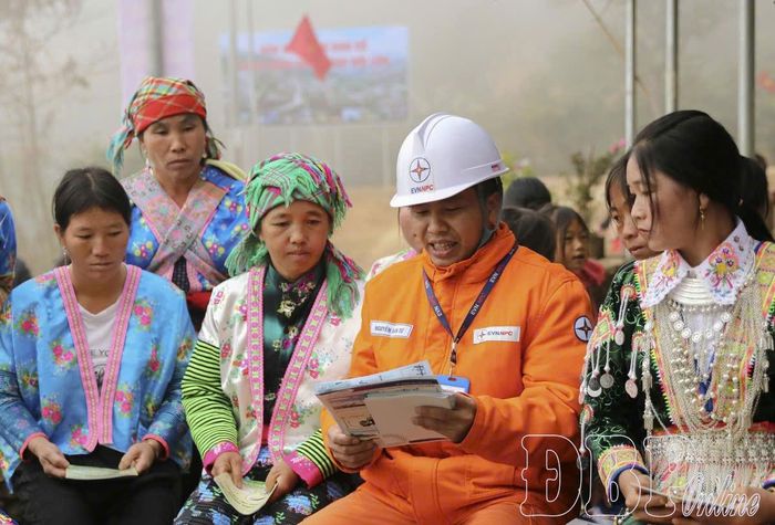 Công nhân điện lực hướng dẫn người dân bản Nặm Cứm (xã Nà Tấu) sử dụng điện an toàn, tiết kiệm.
