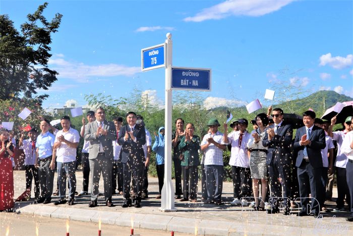 Lễ gắn biển tên đường mang tên Bát-na khẳng định truyền thống hữu nghị, tinh thần đoàn kết quốc tế giữa tỉnh Điện Biên với tỉnh Bát-na, nước Cộng hòa An-giê-ri Dân chủ và Nhân dân. 