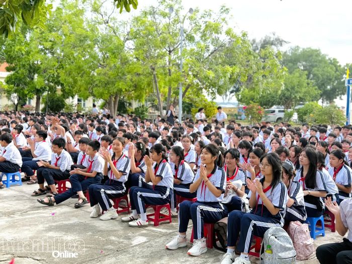 Các em học sinh hào hứng theo dõi hướng dẫn kỹ năng phòng cháy, chữa cháy.