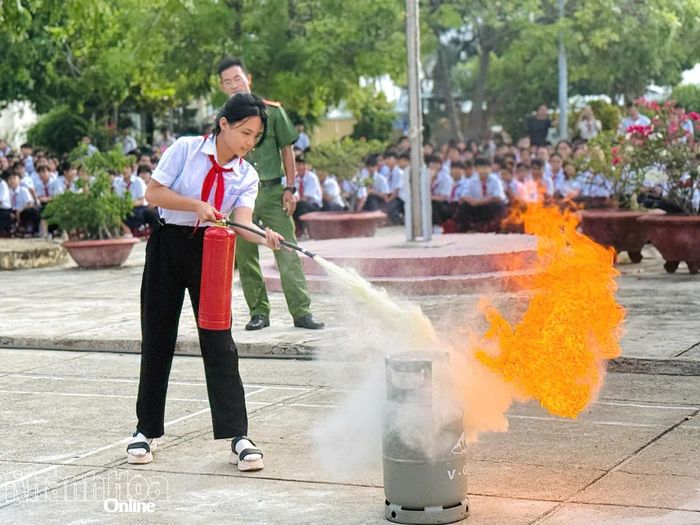 Học sinh thực hành chữa cháy.