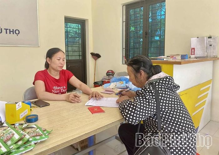 Nhân viên Bưu điện hỗ trợ chi trả chế độ hưu trí cho người cao tuổi