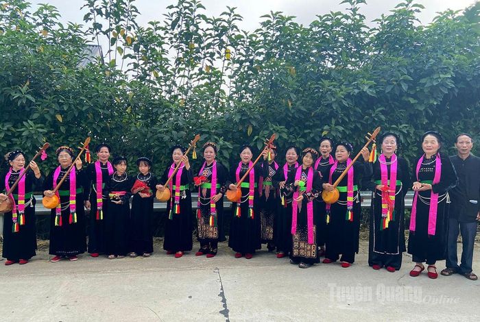 Một buổi tập luyện của các thành viên CLB hát Then, đàn Tính xã Thái Sơn.