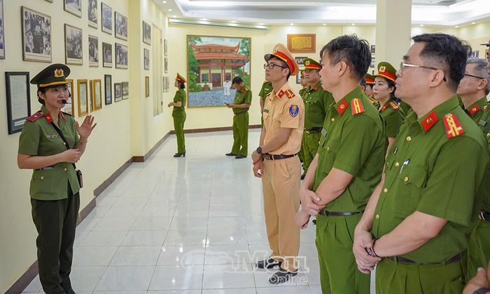 Đoàn công tác Cụm thi đua số 05, Bộ Công an đến tham quan, sinh hoạt chính trị và học tập tại Khu Di tích lịch sử Quốc gia Hòn Đá Bạc.