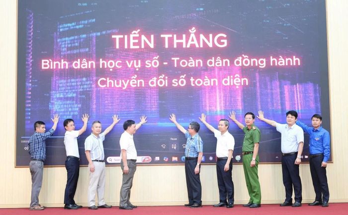 Xã Tiến Thắng phát động chiến dịch bình dân học vụ số - toàn dân đồng hành chuyển đổi số toàn diện. Ảnh: Hoàng Sơn