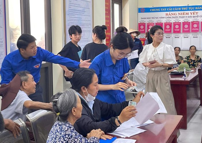 Lực lượng đoàn viên, thanh niên hỗ trợ người dân tại Điểm phục vụ hành chính công. Ảnh: Ngọc Tuấn