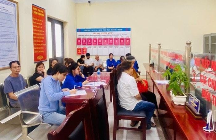 Nhiều người dân đến nhận kết quả đều hài lòng về phong cách làm việc của cán bộ tại Điểm phục vụ hành chính công xã Tiến Thắng. Ảnh: Ngọc Tuấn