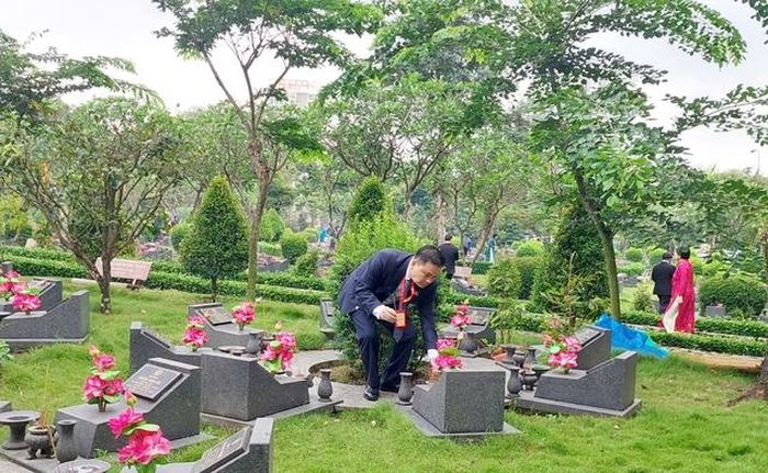 PGS.TS.BS Nguyễn Trọng Hào - đại biểu thuộc ngành Y tế TPHCM thắp nhang mộ phần các Anh hùng Liệt sĩ.