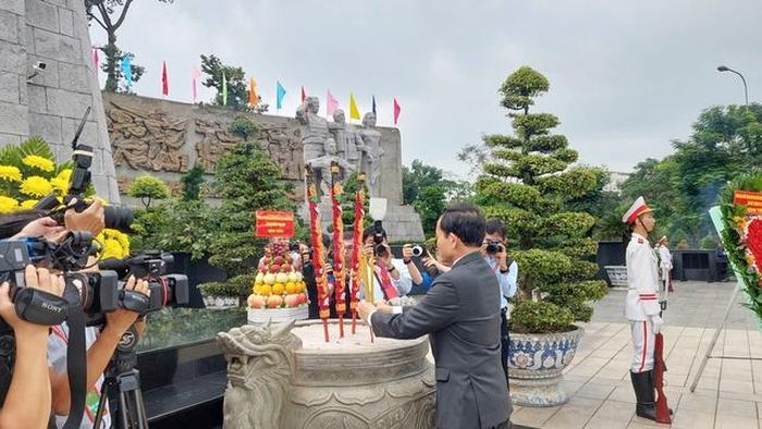 Bí thư Thành ủy Trần Lưu Quang dâng hương tưởng nhớ các Anh hùng Liệt sĩ.