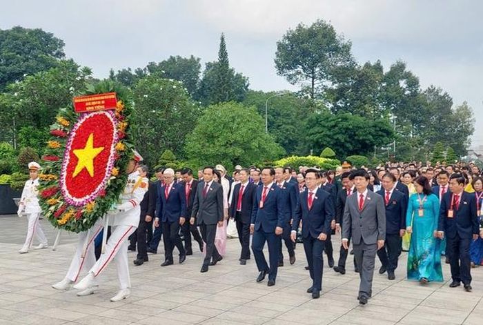 Đoàn đại biểu Đại hội Đảng bộ TPHCM lần thứ I dâng hoa tưởng nhớ các Anh hùng Liệt sĩ.