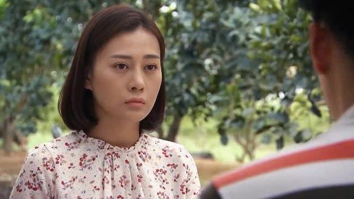 Phương Oanh chọn lựa trang phục, kiểu tóc phù hợp với hình ảnh cô giáo làng.