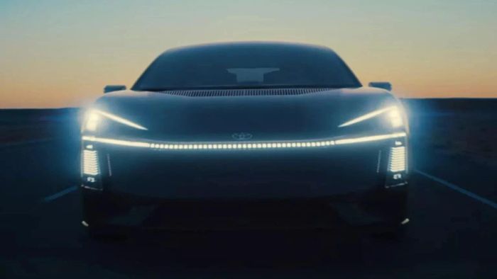 Dải đèn LED tràn ngang và mặt trước kín gió theo tinh thần hammerhead của Toyota. Ảnh: Toyota.