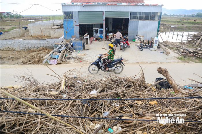 Theo ghi nhận của PV Báo và phát thanh, truyền hình tỉnh, rác thải có đoạn cao gần 2 mét. Ảnh: Đình Tuyên