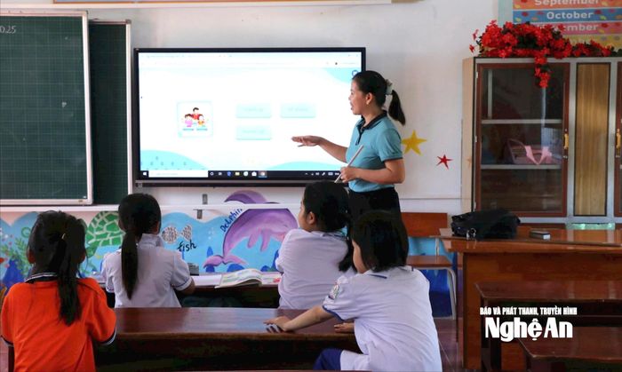 Một giờ học Tiếng Anh của học sinh Trường Tiểu học Trung Phúc Cường 2, xã Thiên Nhẫn. Ảnh: Mỹ Hà
