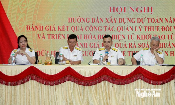 Lãnh đạo thuế tỉnh Nghệ An trao đổi các nội dung tại hội nghị. Ảnh: Quang An