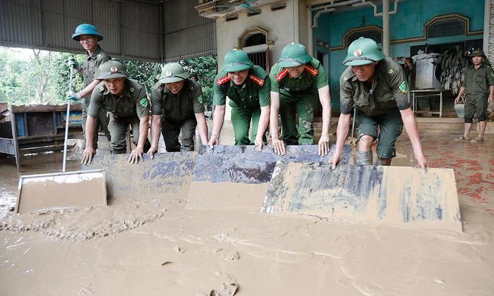 Cán bộ Công an xã Kép và Tổ Bảo vệ an ninh trật tự ở cơ sở hỗ trợ gia đình ông Nguyễn Xuân Hòa (thôn Trường Thịnh) vệ sinh nhà ở.