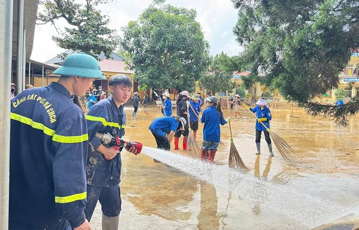 Cán bộ Đội Chữa cháy và cứu nạn, cứu hộ Khu vực Tân Yên hỗ trợ vệ sinh một số trường học trên địa bàn xã Bố Hạ.