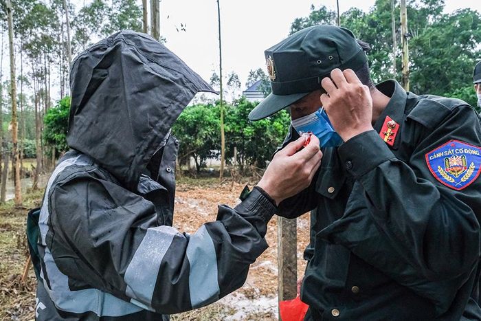 Trước và sau mỗi phần việc, cán bộ, chiến sĩ cảnh sát cơ động phải bôi một lượng lớn dầu gió vào khẩu trang để không bị ngạt thở trong không khí ô nhiễm. Cách làm này giúp các anh thực hiện nhiệm vụ trong suốt mấy ngày nay.