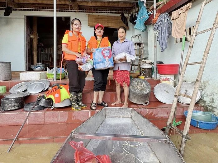 ... và thăm hỏi, tặng quà các hộ gia đình thôn Mai Trung, xã Xuân Cẩm tỉnh Bắc Ninh bị cô lập do nước lũ
