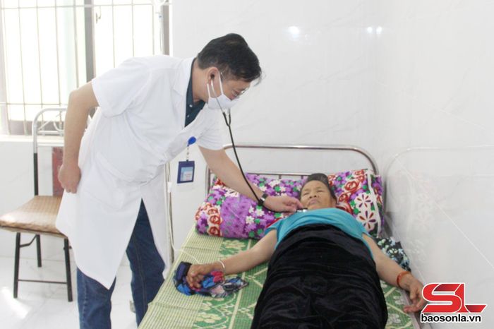 Cán bộ Trạm Y tế xã Mường Khiêng thăm khám cho bệnh nhân điều trị nội trú.
