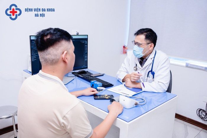 ThS.BS Phạm Duy Tùng đọc kết quả và tư vấn sức khỏe