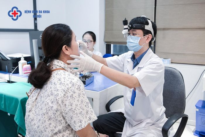 Người dân được đang kiểm tra tai mũi họng
