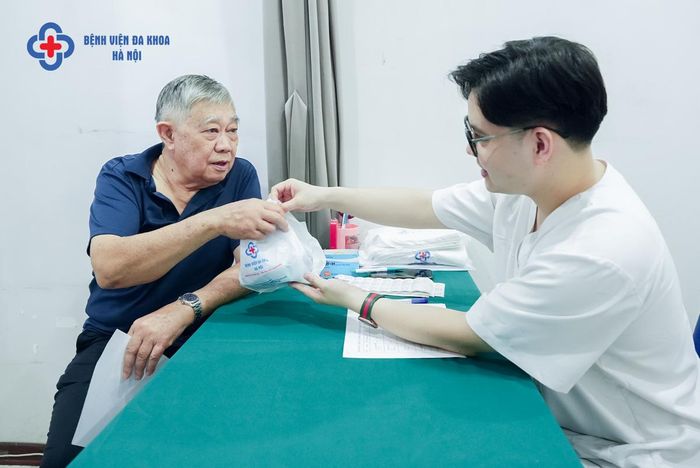 Dược sĩ phát thuốc và hướng dẫn đây đủ và chi tiết về cách dùng