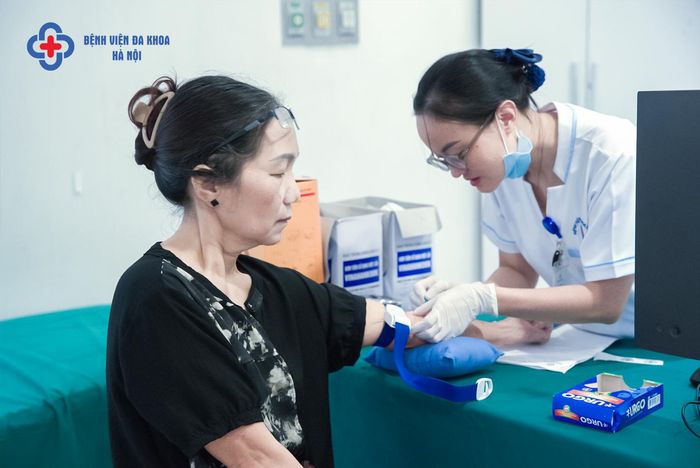 Điều dưỡng thực hiện thao tác lấy mẫu máu nhẹ nhàng, đúng quy trình, đảm bảo an toàn