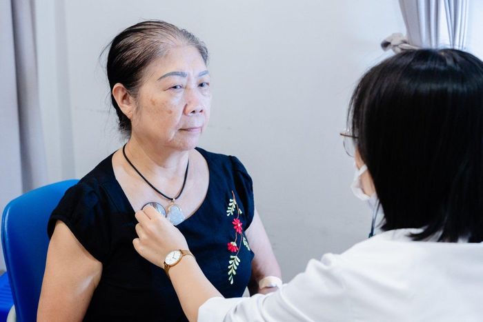 ThS.BS Lưu Thị Chinh đang kiểm tra lâm sàng cho bác lớn tuổi