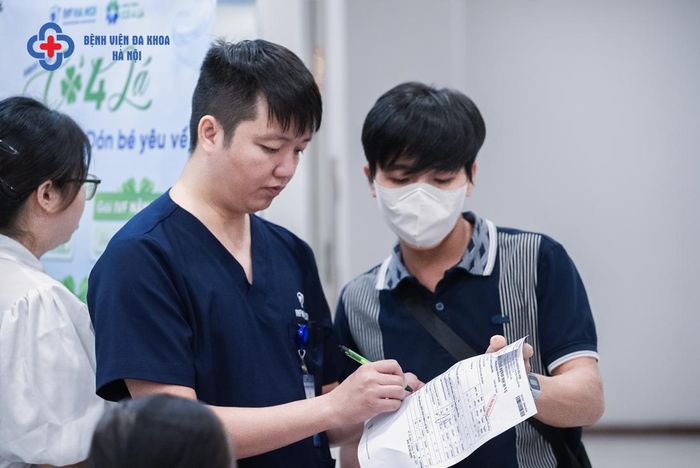Đội ngũ điều dưỡng làm việc với tinh thần trách nhiệm cao, chu đáo trong từng khâu chăm sóc và hỗ trợ người dân