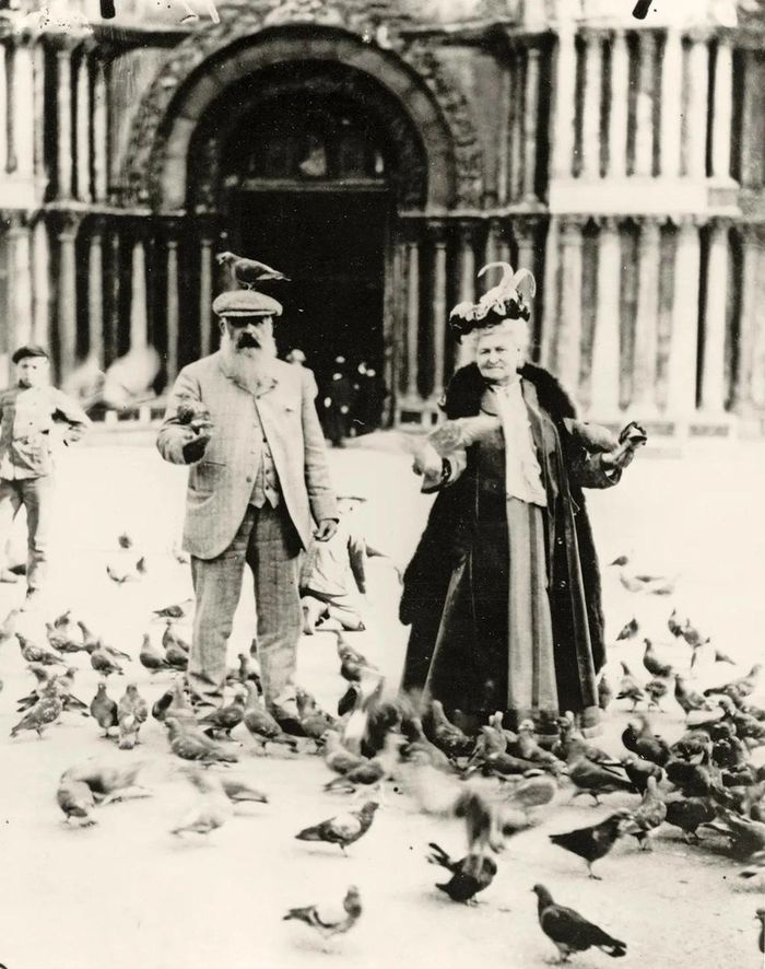 Claude Monet và vợ, Alice, tại quảng trường San Marco, Venice, vào tháng 10/1908