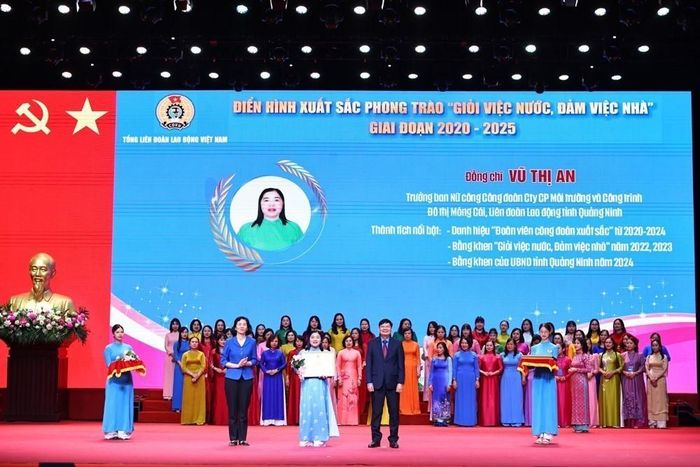 Ban tổ chức trao Bằng khen của Tổng Liên đoàn Lao động Việt Nam cho các cá nhân tiêu biểu. Ảnh: Minh Đức – TTXVN