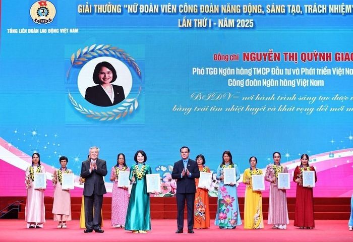 Phó Thủ tướng Thường trực Chính phủ Nguyễn Hòa Bình, Chủ tịch Tổng Liên đoàn Lao động Việt Nam Nguyễn Đình Khang trao tặng biểu trưng và chứng nhận Giải thưởng “ Nữ đoàn viên công đoàn năng động, sáng tạo, trách nhiệm” cho 10 cá nhân. Ảnh: Minh Đức – TTXVN