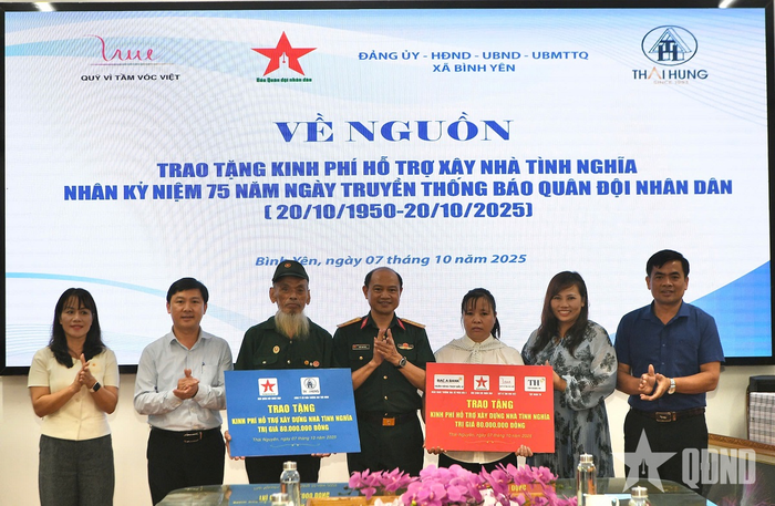 Đại tá Trần Anh Tuấn, Phó tổng biên tập Báo Quân đội nhân dân cùng nhà tài trợ trao kinh phí hỗ trợ xây nhà tình nghĩa tặng gia đình khó khăn ở xã Bình Yên, tỉnh Thái Nguyên. Ảnh: PHẠM HƯNG 