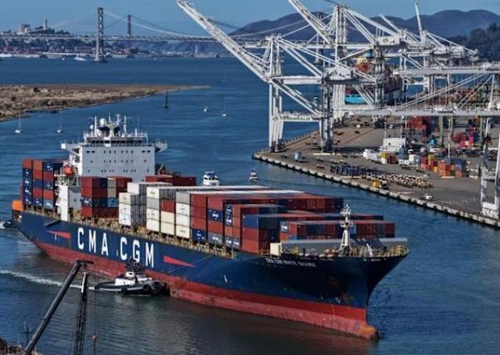 Tàu container cập cảng Oakland tại Oakland, California. Ảnh: ALO