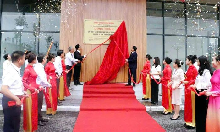 Lễ kéo băng khánh thành Dự án nhà ở xã hội thuộc khu dân cư đồi Ngân hàng tại phường Hà Lầm. ẢNh: Báo Quảng Ninh.