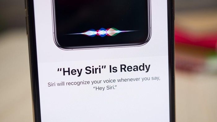 Một trong những cách nhận biết iPhone thật nhanh nhất là kiểm tra trợ lý giọng nói Siri được tích hợp trong thiết bị. Ảnh: Internet.
