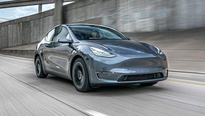 Tesla Model Y trở lại vị trí số 1 doanh số tháng 9 tại Trung Quốc theo CPCA. Ảnh: Car and Driver.