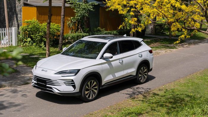 Khoang lái các dòng xe BYD thế hệ mới tập trung vào công nghệ với màn hình cảm ứng trung tâm có thể xoay.
