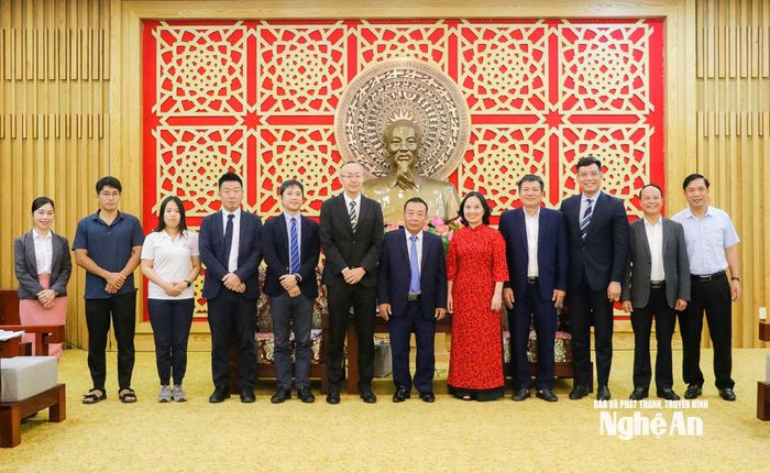 Các đại biểu chụp ảnh lưu niệm. Ảnh: T.L