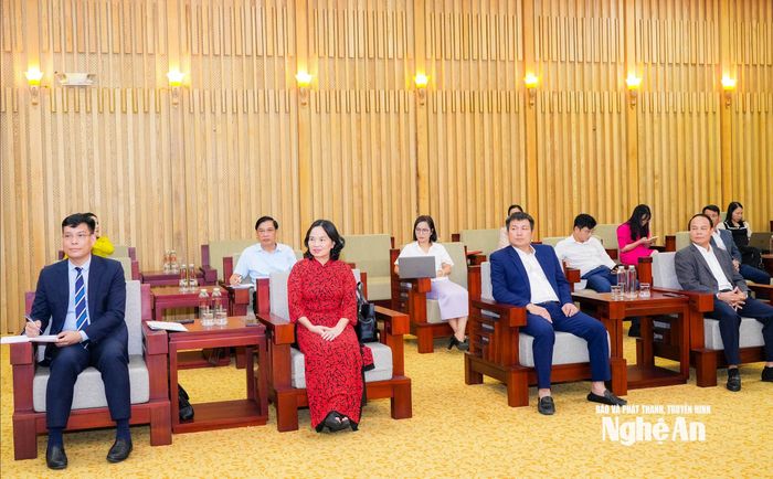 Đại diện lãnh đạo sở, ngành của tỉnh Nghệ An tham dự cuộc làm việc. Ảnh: T.L