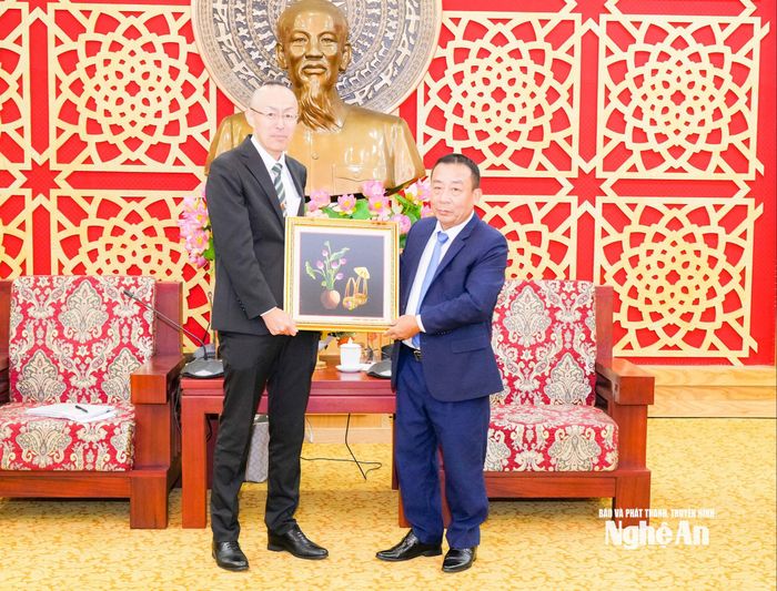 Lãnh đạo tỉnh Nghệ An tặng quà lưu niệm cho ngài Kobayashi Yosuke - Trưởng đại diện Văn phòng JICA Việt Nam. Ảnh: T.L
