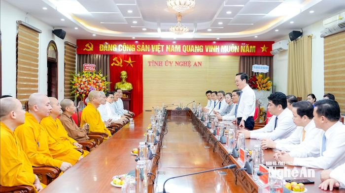 Các tổ chức tôn giáo chúc mừng tỉnh Nghệ An sau thành công Đại hội đại biểu Đảng bộ tỉnh lần thứ XX, nhiệm kỳ 2025-2030. Ảnh: Phạm Bằng