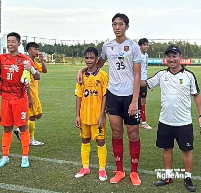Tiền vệ Đình Cường của U15 Sông Lam Nghệ An và cầu thủ mang áo số 35 của CLB Yeongdeok FC (Hàn Quốc).