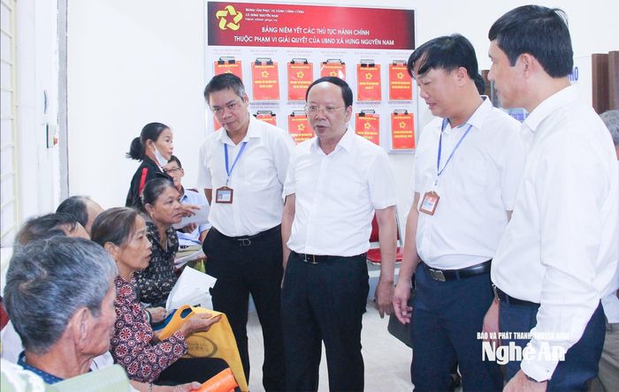 Đồng chí Bùi Thanh An - Ủy viên Ban Thường vụ Tỉnh ủy, Phó Chủ tịch Thường trực UBND tỉnh lắng nghe phản ánh của người dân xã Hưng Nguyên Nam về giải quyết thủ tục hành chính. Ảnh: Mai Hoa